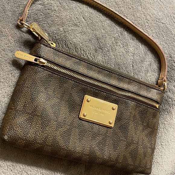 Michael Kors Handbags - Michael kors clutch